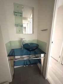 SERENiTE江坂四番館の独立洗面台|朝の支度にも助かる、独立の洗髪洗面化粧台