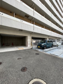 SERENiTE江坂四番館の駐車場|車をお持ちの方に嬉しい駐車場付きの物件です