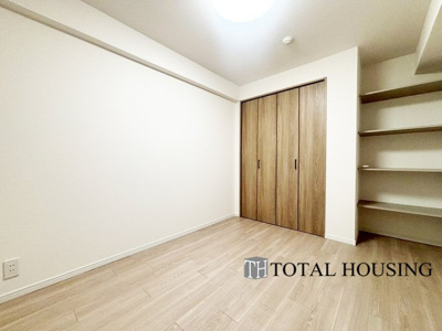 【洋室】 | チュリス札幌第二 | 洋室　約5.2帖
家族一人ひとりの大切なプライベート空間。趣味に合わせて使って頂けるようシンプルに仕上げてあります。暮らし心地を大きく左右する収納を、適材適所に配置し使い勝手を考慮しました。