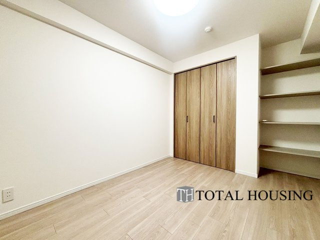 【洋室】 | チュリス札幌第二 | 洋室　約5.2帖
家族一人ひとりの大切なプライベート空間。趣味に合わせて使って頂けるようシンプルに仕上げてあります。暮らし心地を大きく左右する収納を、適材適所に配置し使い勝手を考慮しました。