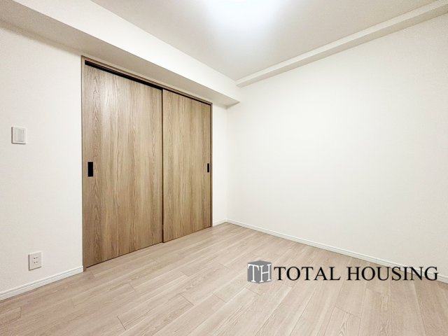 【洋室】 | チュリス札幌第二 | 洋室　約5.2帖
建具とフローリングの優しい木目がナチュラルで木の温もりに包まれた明るい空間を演出します。