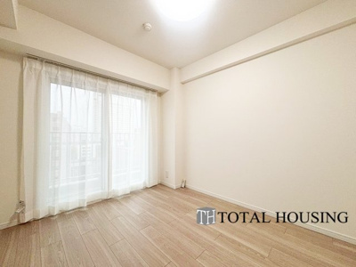 【洋室】 | チュリス札幌第二 | 洋室　約5.1帖
お陽さまの光とさわやかな風をたっぷりとりこめます。室内はいつも明るい印象なので気持ちの良い朝を迎えられます。毎日の生活も明るくなりそうです。間取りも使いやすくベッドも置けます♪