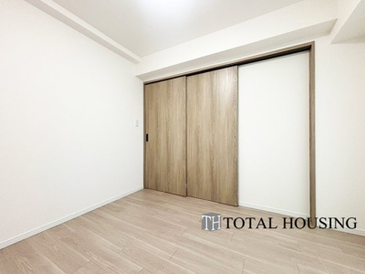 【洋室】 | チュリス札幌第二 | 洋室　約5.1帖
LDKと隣接した洋室でリビングから目が届く場所なので、お子様の遊び部屋・お昼寝スペースとして使うのもオススメです♪