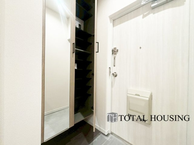 【玄関】 | チュリス札幌第二 | 出勤前の身支度チェックに欠かせない姿見を玄関に備え付けました。気持ちの良い一日の始まりは笑顔でスタート♪