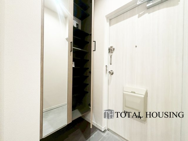 【玄関】 | チュリス札幌第二 | 出勤前の身支度チェックに欠かせない姿見を玄関に備え付けました。気持ちの良い一日の始まりは笑顔でスタート♪