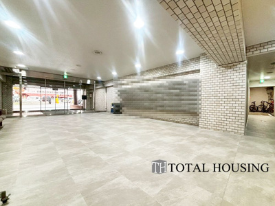 【エントランス】 | チュリス札幌第二 | 落ち着いた雰囲気のロビーで、住む人に心地よいひとときを提供します。集合ポストが設けられています。