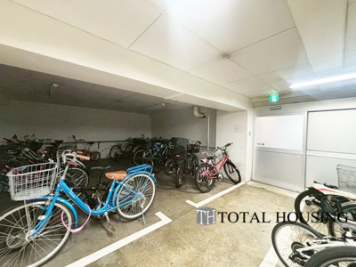 【駐輪場】 | チュリス札幌第二 | 駐輪場は屋根付きなので、雨風の影響を受けにくく、自転車を直射日光から守ることができます。