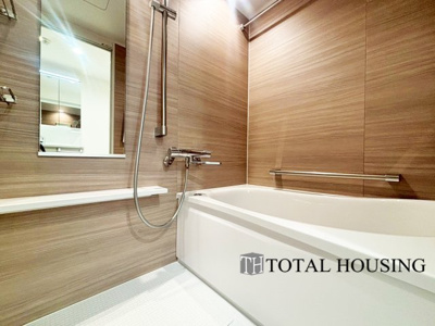 【浴室】 | チュリス札幌第二 | 一日の疲れを癒してくれる場所なので、快適に過ごして頂く為にゆったりサイズのバスタブを用意しました。是非半身浴をお楽しみ下さい。