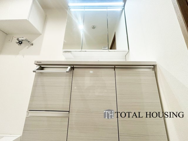 【独立洗面台】 | チュリス札幌第二 | 一日の始まりの朝、歯磨きをしたりメイクや髪をセットしたり・・・使いやすさが考えられた3面鏡です♪シャワー付水栓で洗面台でのシャンプーや毎日の掃除に大変便利ですね♪