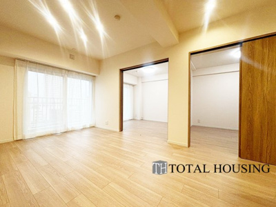 【居間・リビング】 | チュリス札幌第二 | 来客の際には、LDKと洋室の間の扉を開けることで、開放感あふれる空間に！
どちらの居室にも大きな窓がある為、リビング全体が明るい陽光に包まれます。