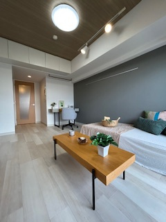 セレニテ江坂四番館の居間・リビング|こちらのリビングで趣味の時間をお楽しみください