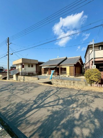 野洲市小篠原　中古戸建ての前面道路含む現地写真