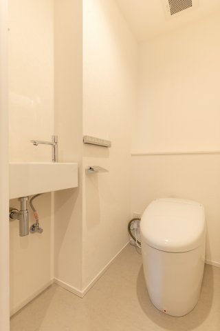クレッセント渋谷神泉のトイレ|クレッセント渋谷神泉：ウォシュレット機能付きタンクレストイレです！