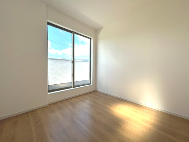 京都市西京区大原野上里鳥見町2期の洋室|洋室（約4.5帖）
バルコニーに出ることが可能な洋室です。