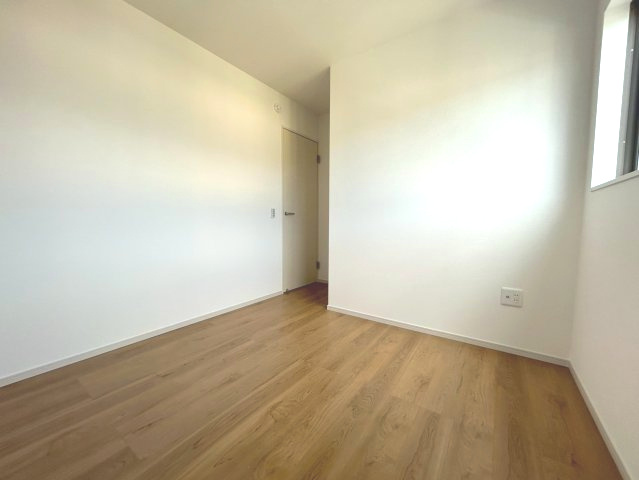 京都市西京区大原野上里鳥見町2期の洋室|洋室（約5帖）
約5.5帖の洋室。シンプルな内装でお好みのインテリアが楽しめます♪