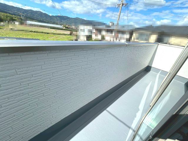 京都市西京区大原野上里鳥見町2期のバルコニー|西向きワイドバルコニーがございます。
洗濯物の外干しも可能です。