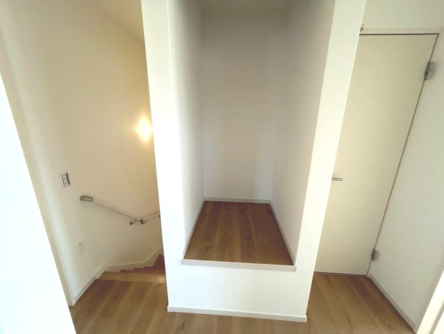 京都市西京区大原野上里鳥見町2期の収納|2階廊下に収納スペースを完備。
掃除機などの収納にも便利です。