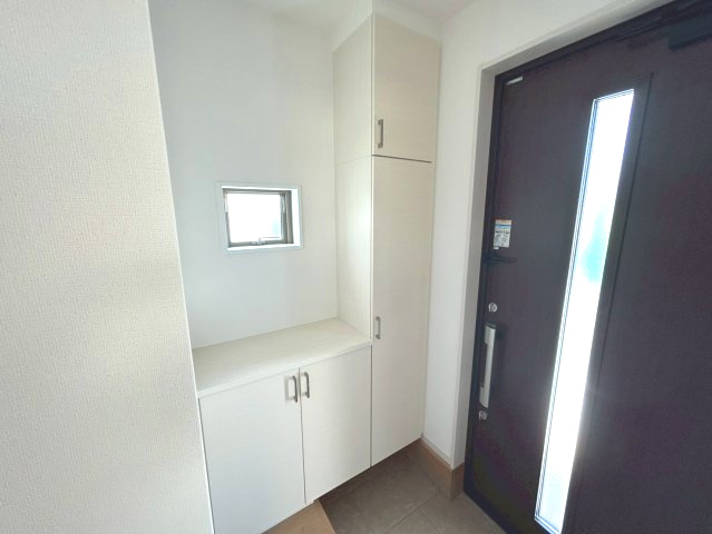 京都市西京区大原野上里鳥見町2期の玄関|シューズクローゼットがございます。
ご家族の靴や小物も整理整頓しやすいです！