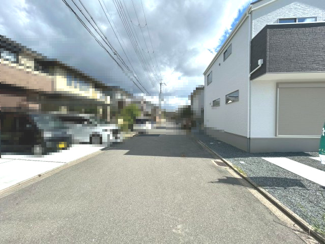 京都市西京区大原野上里鳥見町2期の前面道路含む現地写真|前道が広々としており、車の駐車も楽々です♪