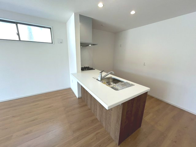 京都市西京区大原野上里鳥見町2期のキッチン|使い勝手の良いシステムキッチン。
広々とした調理スペースで、家族の食事づくりもスムーズです！