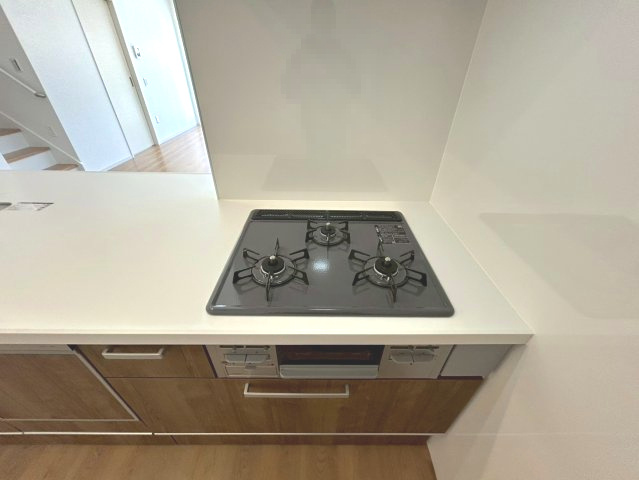 京都市西京区大原野上里鳥見町2期のキッチン|3口ガスコンロ付きで同時調理もスムーズです。