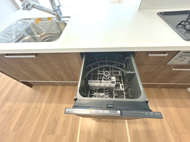 京都市西京区大原野上里鳥見町2期のキッチン|食洗機を備えており、食後の後片付けもスムーズに行えます！