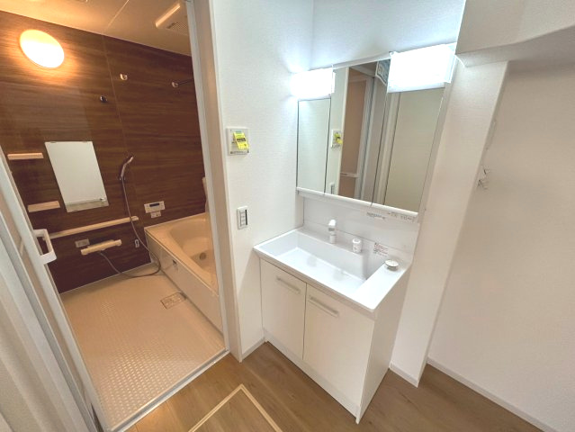 京都市西京区大原野上里鳥見町2期の独立洗面台|三面鏡の洗面化粧台は収納付きで、朝の身支度もスムーズに行えます。