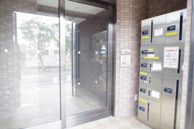 【その他共用部分】 | フラットフレグランス | 不在時にも便利な宅配BOX付き！