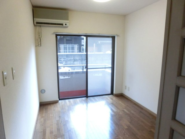 プルミエール美園の洋室|明るい洋室です