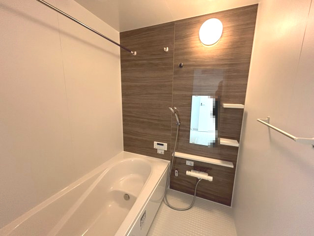 京都市西京区大原野上里鳥見町2期の浴室|約1坪サイズの浴室
肩までゆったりと浸かれる浴槽で、日々お疲れを癒していただけます(^^)/