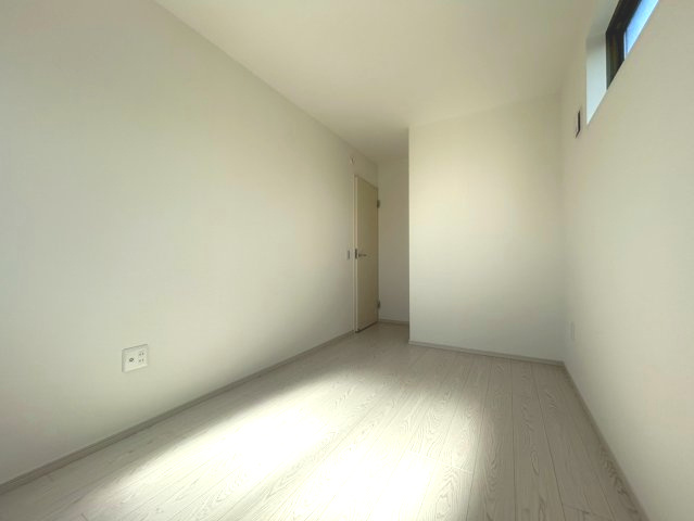 京都市西京区大原野上里鳥見町2期の洋室|洋室（約5.5帖）
シンプルな内装なので、インテリアコーディネートが楽しめそうです♪