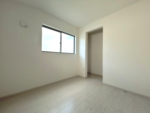 京都市西京区大原野上里鳥見町2期の洋室|洋室（約4.5帖）
二面採光で陽当たり・通風良好です。