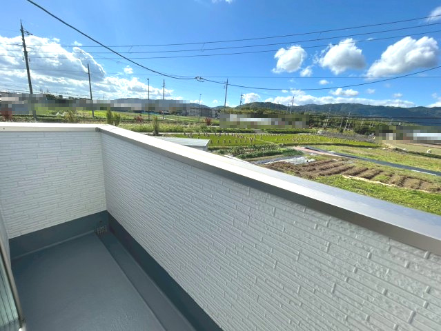 京都市西京区大原野上里鳥見町2期のバルコニー|洗濯物の外干し可能なワイドバルコニーです。