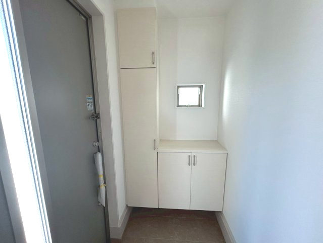 京都市西京区大原野上里鳥見町2期の玄関|ご家族の靴をスッキリ収納していただけます！