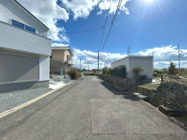 京都市西京区大原野上里鳥見町2期の前面道路含む現地写真|阪急バス「勝山町」停まで徒歩約3分。