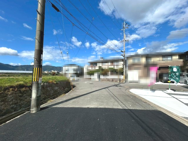 京都市西京区大原野上里鳥見町2期の前面道路含む現地写真|スーパー徒歩10分圏内にございます。
生活に便利な住環境です。