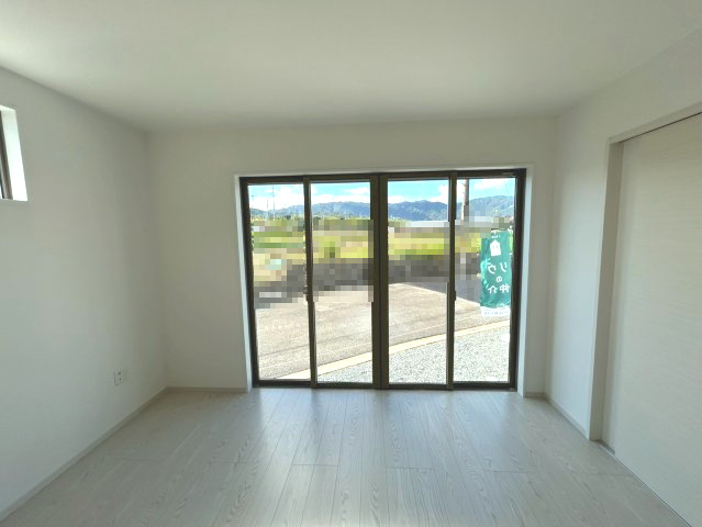 京都市西京区大原野上里鳥見町2期の居間・リビング|LDK（約18帖）
南向き・日当たり良好の広々リビングです！