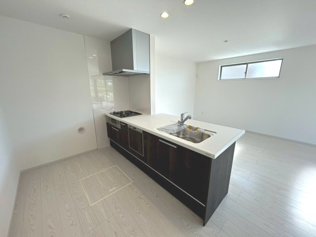 京都市西京区大原野上里鳥見町2期のキッチン|便利なシステムキッチンです。
ブラウン系の落ち着いた色合いが素敵です！