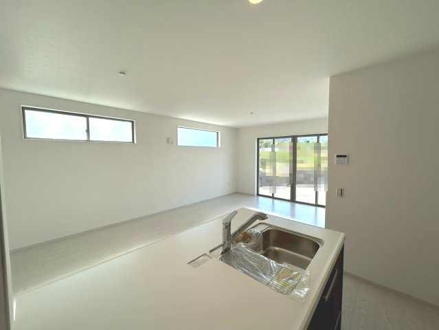 京都市西京区大原野上里鳥見町2期のキッチン|対面キッチンで、リビングやダイニングの家族の様子を見ながらお料理可能！