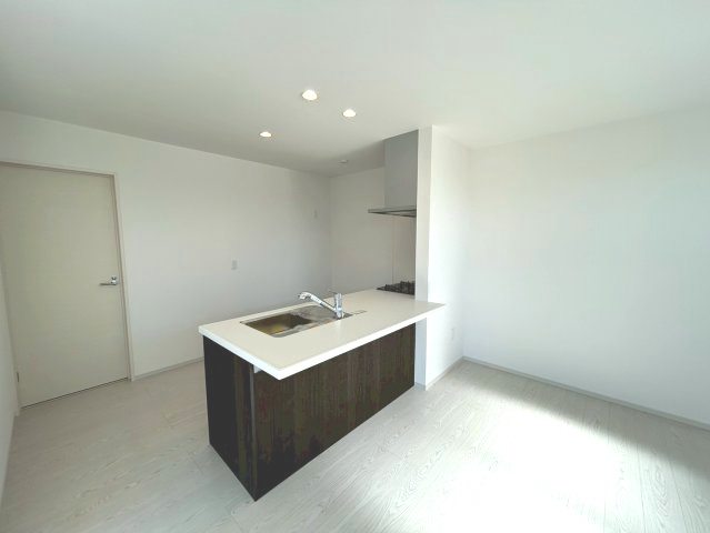 京都市西京区大原野上里鳥見町2期のキッチン|調理スペースも広々としていて、開放感がございます。