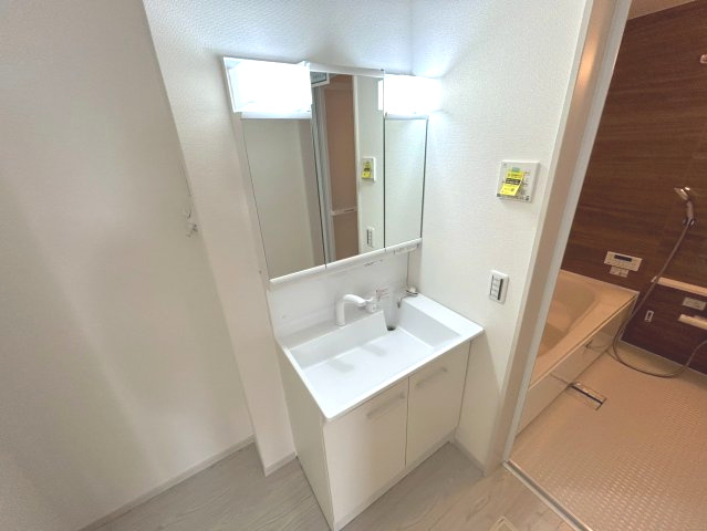 京都市西京区大原野上里鳥見町2期の独立洗面台|三面鏡の洗面化粧台
無駄のない、シンプルなデザインです。