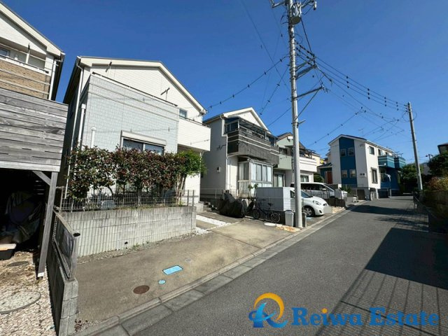 中古戸建　藤沢市城南1丁目の前面道路含む現地写真