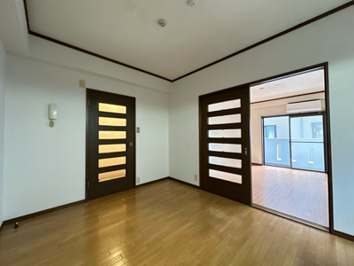 【居間・リビング】 | サン・ヒル5 | ダイニングキッチン6帖☆キッチン側からの眺めです♪椅子とテーブルを囲んで家族団欒の時間を過ごせます☆