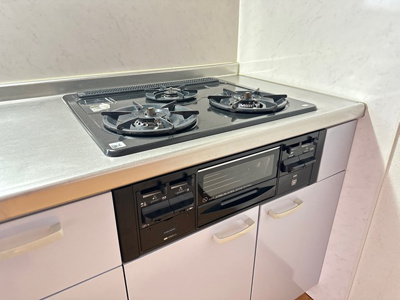 【キッチン】 | サン・ヒル5 | グリル付き3口ガスコンロのシステムキッチンです☆グリルがあるとお料理の幅が広がりますね♪自炊生活で楽しく健康に！