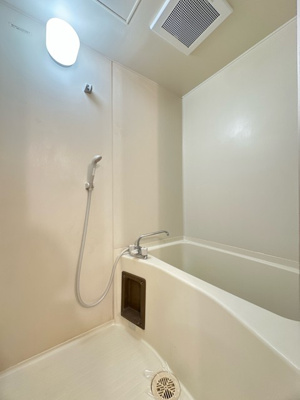 【浴室】 | サン・ヒル5 | 清潔感のある浴室です♪ゆったりお風呂に浸かって一日の疲れもすっきりリフレッシュできますね☆