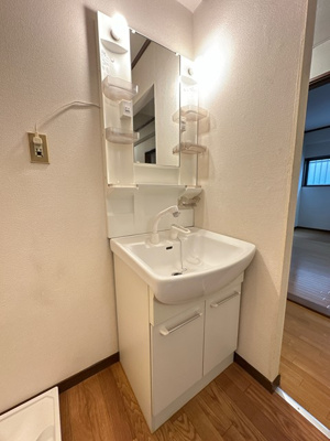 【洗面所】 | サン・ヒル5 | 洗髪洗面化粧台で忙しい朝にも寝癖の付いた頭にも優しい☆お化粧するときにも大活躍です♪