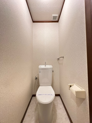 【トイレ】 | サン・ヒル5 | 人気のバストイレ別です♪横にはタオルを掛けられるハンガーもあります♪トイレが独立していると使いやすいですよね☆