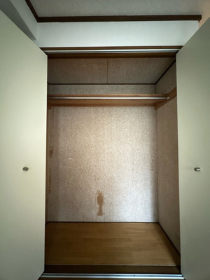 【収納】 | サン・ヒル5 | 洋室5.5帖のお部屋にあるクローゼットです♪お洋服もしわにならず、キレイに収納できます☆