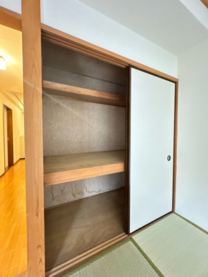 【収納】 | サン・ヒル5 | 和室6帖のお部屋にある押入れです！かさばるお布団や季節のお洋服を収納するのに便利☆