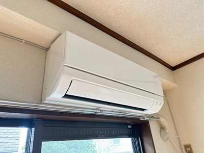 【設備】 | サン・ヒル5 | 暑い夏や寒い冬に大活躍！洋室8帖のお部屋にあるエアコンです☆冷暖房完備で1年中快適に過ごせます♪